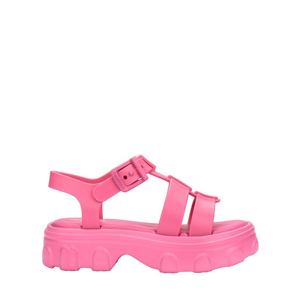 Sandália infantil Mini Melissa Ella na cor rosa, com tiras largas, acabamento brilhante e fecho ajustável no tornozelo. Feita em Melflex, é leve, confortável e ideal para compor looks infantis com estilo, praticidade e um toque delicado