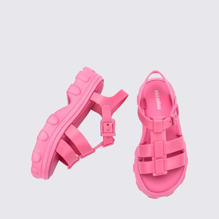 Sandália infantil Mini Melissa Ella na cor rosa, com tiras largas, acabamento brilhante e fecho ajustável no tornozelo. Feita em Melflex, é leve, confortável e ideal para compor looks infantis com estilo, praticidade e um toque delicado