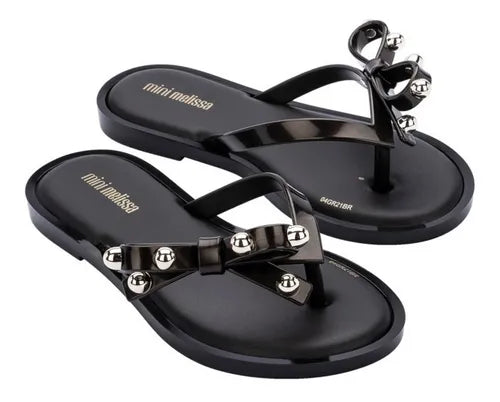 Chinelo Mini Melissa Flip Flop II infantil na cor preto metalizado, com tiras estilo H e solado reto – calçado leve, moderno e confortável para o dia a dia das crianças.

Palavra-chave principal:
Mini Melissa Flip Flop II

Palavras-chave relacionadas:
Melissa 33485, chinelo infantil preto, Melissa metalizado, chinelo H Melissa, calçado confortável infantil, chinelo moderno infantil, Melissa leve, calçado casual infantil, Mini Melissa preta, chinelo para crianças