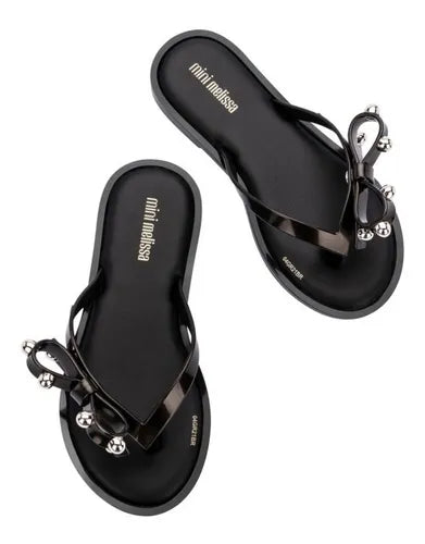 Chinelo Mini Melissa Flip Flop II infantil na cor preto metalizado, com tiras estilo H e solado reto – calçado leve, moderno e confortável para o dia a dia das crianças.

Palavra-chave principal:
Mini Melissa Flip Flop II

Palavras-chave relacionadas:
Melissa 33485, chinelo infantil preto, Melissa metalizado, chinelo H Melissa, calçado confortável infantil, chinelo moderno infantil, Melissa leve, calçado casual infantil, Mini Melissa preta, chinelo para crianças