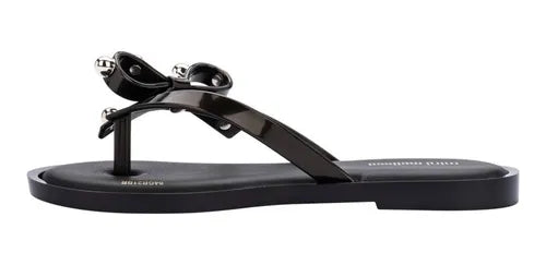Chinelo Mini Melissa Flip Flop II infantil na cor preto metalizado, com tiras estilo H e solado reto – calçado leve, moderno e confortável para o dia a dia das crianças.

Palavra-chave principal:
Mini Melissa Flip Flop II

Palavras-chave relacionadas:
Melissa 33485, chinelo infantil preto, Melissa metalizado, chinelo H Melissa, calçado confortável infantil, chinelo moderno infantil, Melissa leve, calçado casual infantil, Mini Melissa preta, chinelo para crianças