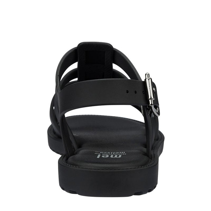 Sandália infantil Mini Melissa Flox na cor preto opaco, com tiras largas no cabedal, fechamento com fivela lateral e solado reto. Produzida em Melflex, é leve, resistente e ideal para o dia a dia das crianças, combinando conforto, segurança e estilo moderno.

Palavra-chave principal: Mini Melissa Flox Infantil
Palavras-chave relacionadas: sandália preta infantil, Melflex, tiras largas, fivela lateral, calçado confortável, sandália resistente, estilo casual infantil.