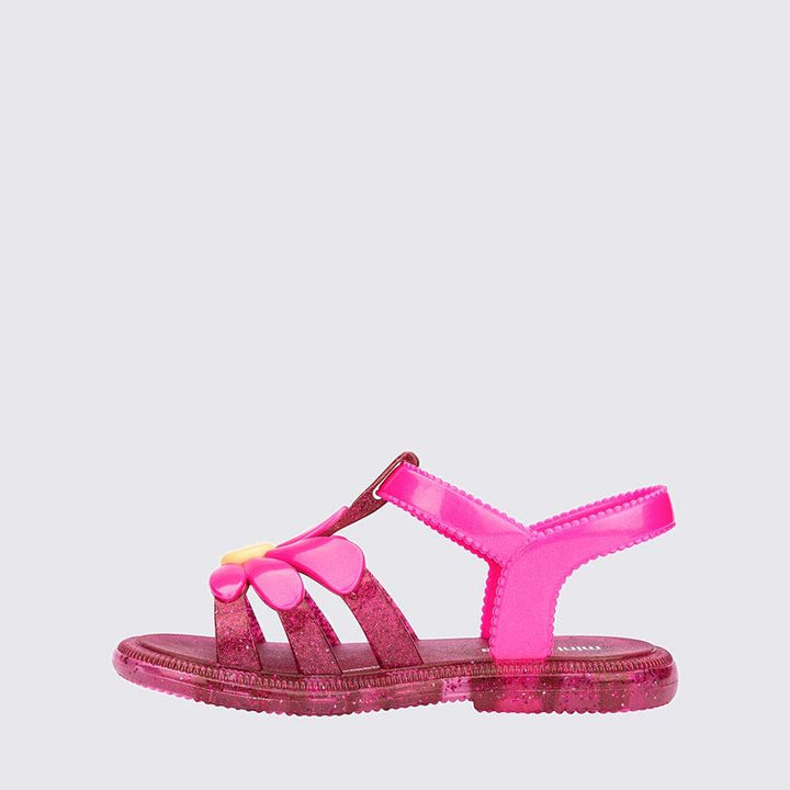 Sandália feminina  mini Melissa baby Kick Off com acabamento fosco e estiloso. Tem solado plataforma robusto com design tratorado, tiras largas e confortáveis sobre o peito do pé, e fechamento ajustável com velcro. Ideal para compor looks modernos, urbanos e descontraídos.