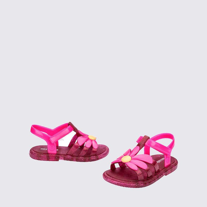 Par de Sandálias feminina  mini Melissa baby Kick Off com acabamento fosco e estiloso. Tem solado plataforma robusto com design tratorado, tiras largas e confortáveis sobre o peito do pé, e fechamento ajustável com velcro. Ideal para compor looks modernos, urbanos e descontraídos.