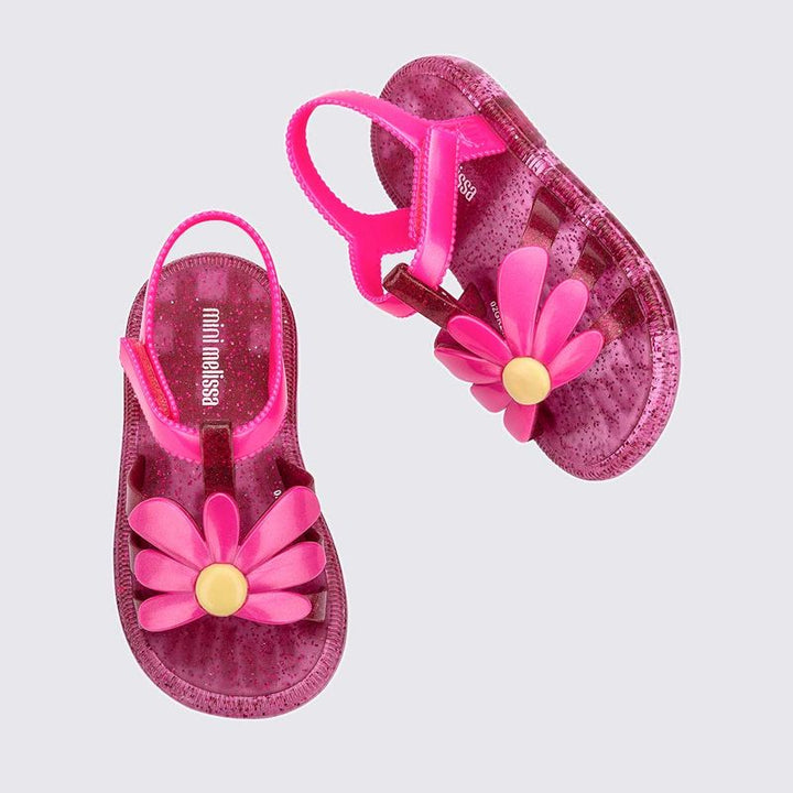 Par de Sandálias feminina  mini Melissa baby Kick Off com acabamento fosco e estiloso. Tem solado plataforma robusto com design tratorado, tiras largas e confortáveis sobre o peito do pé, e fechamento ajustável com velcro. Ideal para compor looks modernos, urbanos e descontraídos.