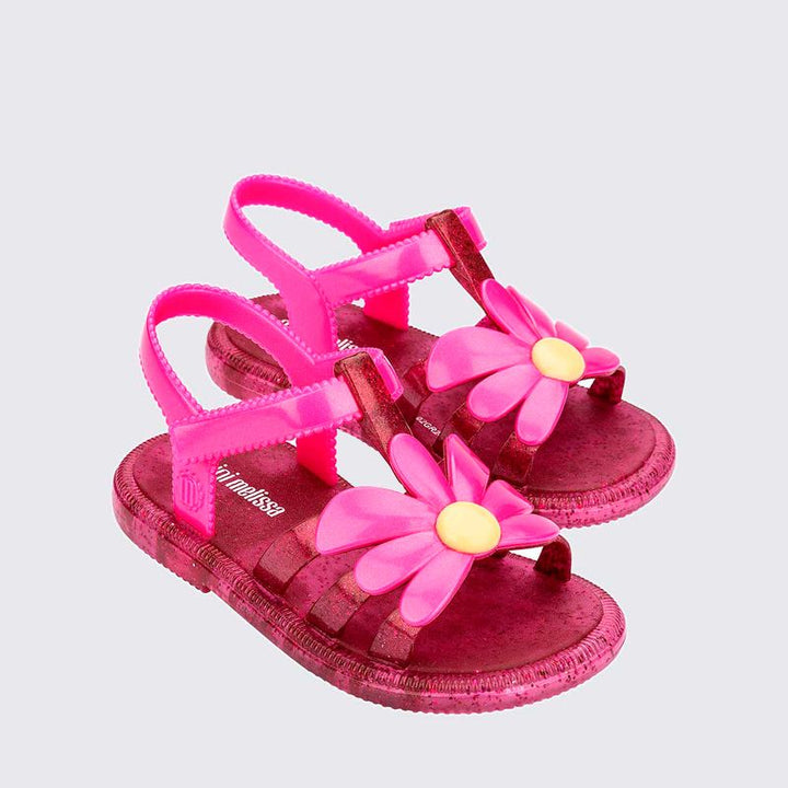 Par de Sandálias feminina  mini Melissa baby Kick Off com acabamento fosco e estiloso. Tem solado plataforma robusto com design tratorado, tiras largas e confortáveis sobre o peito do pé, e fechamento ajustável com velcro. Ideal para compor looks modernos, urbanos e descontraídos.