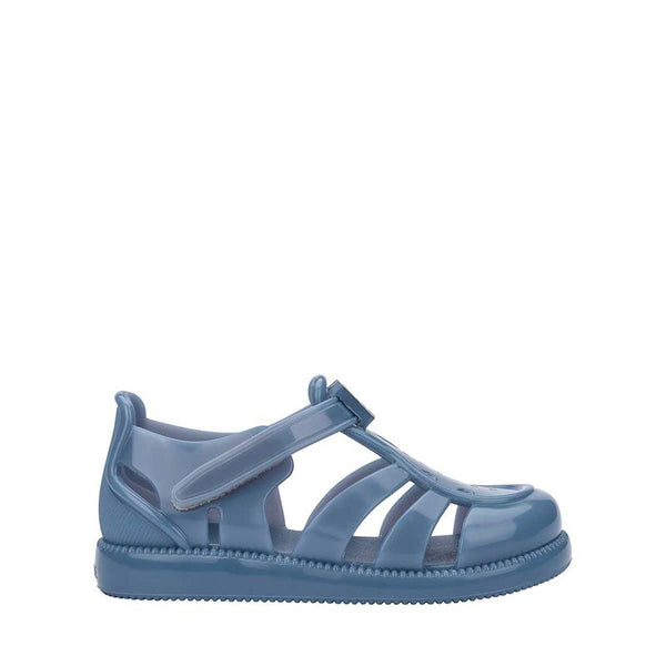 Sandália infantil Mini Melissa Hip Daydream Baby na cor azul, com tiras vazadas, fechamento em velcro e detalhe com o 'M' da marca. Produzida em Melflex, é leve, confortável e segura, ideal para os primeiros passos com estilo e praticidade.

Palavra-chave principal: Mini Melissa Hip Daydream Baby
Palavras-chave relacionadas: sandália azul baby, Melflex, sandália infantil, fechamento em velcro, primeiros passos, calçado confortável, estilo baby.