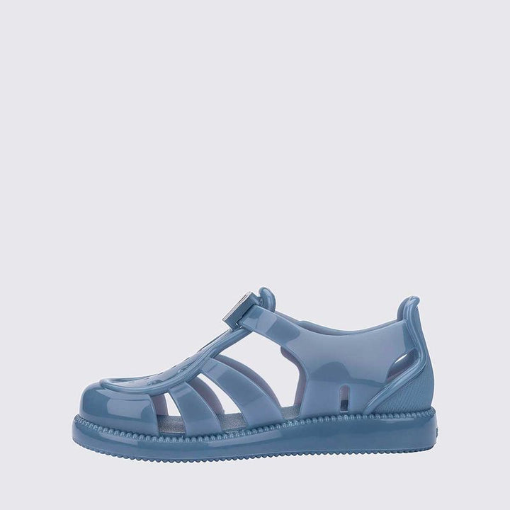 Sandália infantil Mini Melissa Hip Daydream Baby na cor azul, com tiras vazadas, fechamento em velcro e detalhe com o 'M' da marca. Produzida em Melflex, é leve, confortável e segura, ideal para os primeiros passos com estilo e praticidade.

Palavra-chave principal: Mini Melissa Hip Daydream Baby
Palavras-chave relacionadas: sandália azul baby, Melflex, sandália infantil, fechamento em velcro, primeiros passos, calçado confortável, estilo baby.