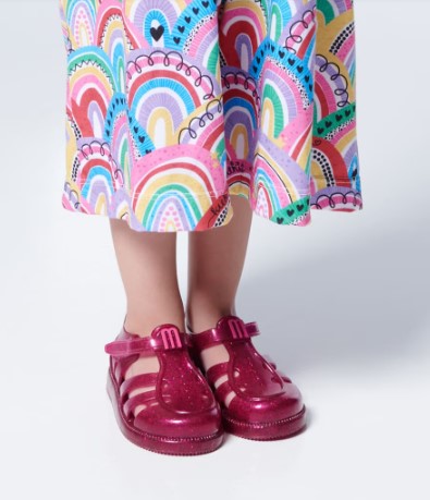 Sandália infantil Mini Melissa Hip Daydream Baby na cor bordô com acabamento glitter. Modelo com tiras vazadas, fechamento em velcro e detalhe frontal com o 'M' da marca. Produzida em Melflex, é leve, confortável e ideal para os primeiros passos com segurança e muito brilho.

Palavra-chave principal: Mini Melissa Hip Daydream Baby
Palavras-chave relacionadas: sandália baby bordô, glitter, Melflex, calçado infantil, fechamento em velcro, primeiros passos, conforto infantil, brilho
