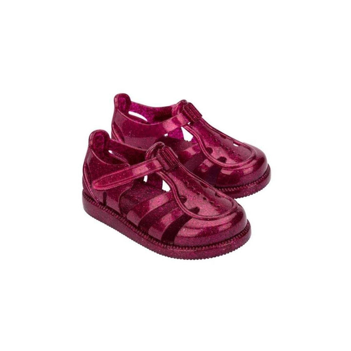 Sandália infantil Mini Melissa Hip Daydream Baby na cor bordô com acabamento glitter. Modelo com tiras vazadas, fechamento em velcro e detalhe frontal com o 'M' da marca. Produzida em Melflex, é leve, confortável e ideal para os primeiros passos com segurança e muito brilho.

Palavra-chave principal: Mini Melissa Hip Daydream Baby
Palavras-chave relacionadas: sandália baby bordô, glitter, Melflex, calçado infantil, fechamento em velcro, primeiros passos, conforto infantil, brilho