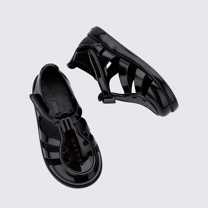 Sandália infantil Mini Melissa Hip Daydream Baby na cor preta, com tiras vazadas, fechamento em velcro e detalhe frontal com o 'M' da marca. Produzida em Melflex, é leve, confortável e segura, ideal para os primeiros passos com estilo e praticidade."

Palavra-chave principal: Mini Melissa Hip Daydream Baby
Palavras-chave relacionadas: sandália baby preta, Melflex, calçado infantil, fechamento em velcro, primeiros passos, conforto, estilo para bebês.