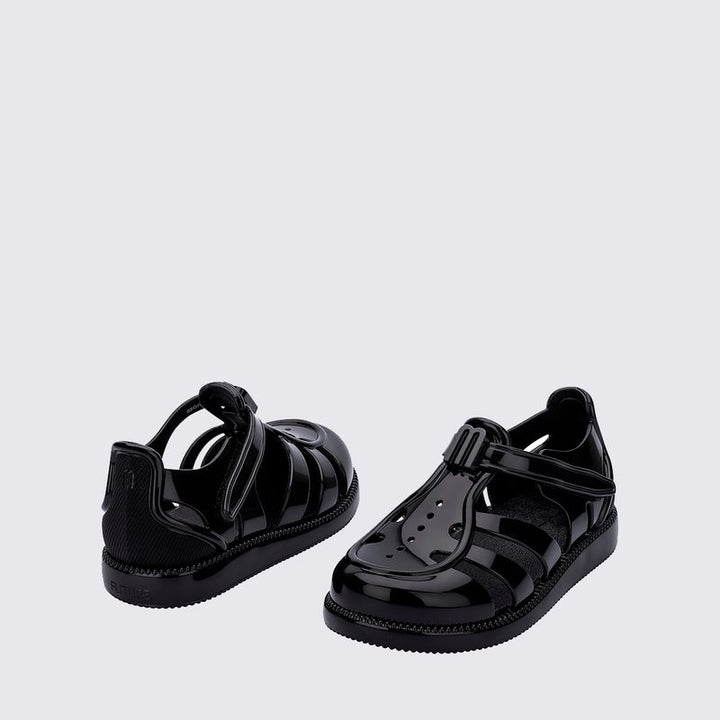 Sandália infantil Mini Melissa Hip Daydream Baby na cor preta, com tiras vazadas, fechamento em velcro e detalhe frontal com o 'M' da marca. Produzida em Melflex, é leve, confortável e segura, ideal para os primeiros passos com estilo e praticidade."

Palavra-chave principal: Mini Melissa Hip Daydream Baby
Palavras-chave relacionadas: sandália baby preta, Melflex, calçado infantil, fechamento em velcro, primeiros passos, conforto, estilo para bebês.
