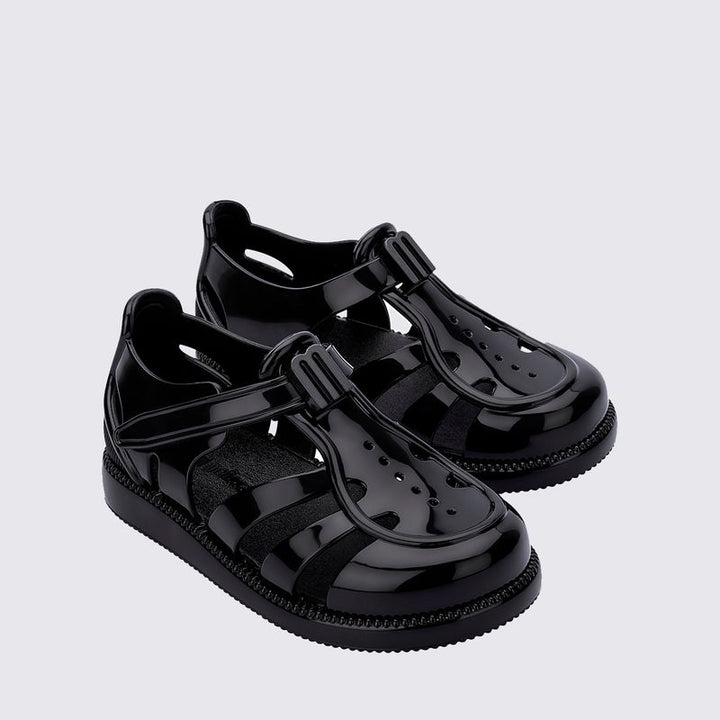 Sandália infantil Mini Melissa Hip Daydream Baby na cor preta, com tiras vazadas, fechamento em velcro e detalhe frontal com o 'M' da marca. Produzida em Melflex, é leve, confortável e segura, ideal para os primeiros passos com estilo e praticidade."

Palavra-chave principal: Mini Melissa Hip Daydream Baby
Palavras-chave relacionadas: sandália baby preta, Melflex, calçado infantil, fechamento em velcro, primeiros passos, conforto, estilo para bebês.