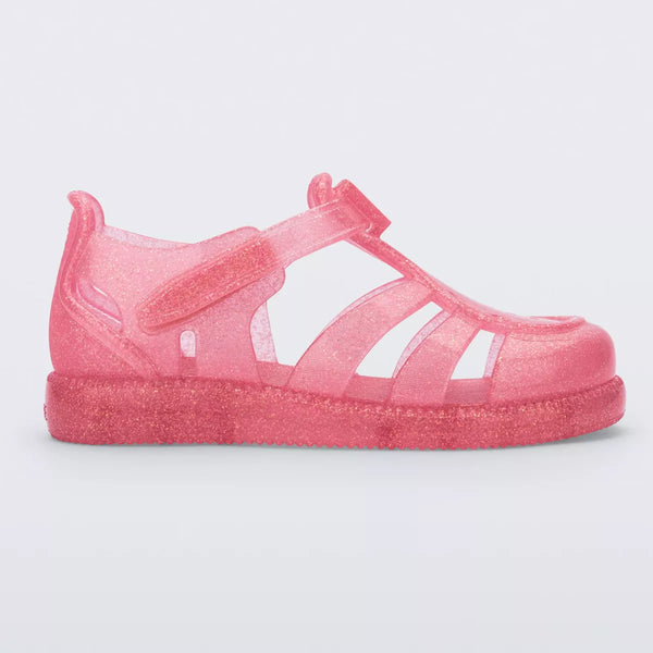 Sandália infantil Mini Melissa Hip Daydream Baby na cor rosa com glitter, design translúcido e tiras vazadas. Possui fechamento em velcro e detalhe frontal com o 'M' da marca. Produzida em Melflex, é leve, confortável e ideal para os primeiros passos com muito brilho e segurança.

Palavra-chave principal: Mini Melissa Hip Daydream Baby
Palavras-chave relacionadas: rosa glitter, sandália baby, Melflex, calçado infantil, primeiros passos, conforto, fechamento em velcro, brilho infantil.