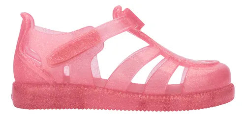 Sandália infantil Mini Melissa Hip Daydream Baby na cor rosa com glitter, design translúcido e tiras vazadas. Possui fechamento em velcro e detalhe frontal com o 'M' da marca. Produzida em Melflex, é leve, confortável e ideal para os primeiros passos com muito brilho e segurança.

Palavra-chave principal: Mini Melissa Hip Daydream Baby
Palavras-chave relacionadas: rosa glitter, sandália baby, Melflex, calçado infantil, primeiros passos, conforto, fechamento em velcro, brilho infantil.