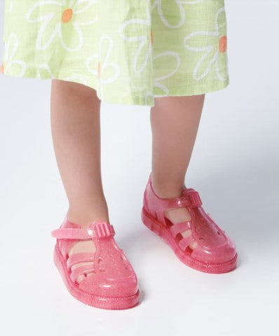 Sandália infantil Mini Melissa Hip Daydream Baby na cor rosa com glitter, design translúcido e tiras vazadas. Possui fechamento em velcro e detalhe frontal com o 'M' da marca. Produzida em Melflex, é leve, confortável e ideal para os primeiros passos com muito brilho e segurança.

Palavra-chave principal: Mini Melissa Hip Daydream Baby
Palavras-chave relacionadas: rosa glitter, sandália baby, Melflex, calçado infantil, primeiros passos, conforto, fechamento em velcro, brilho infantil.