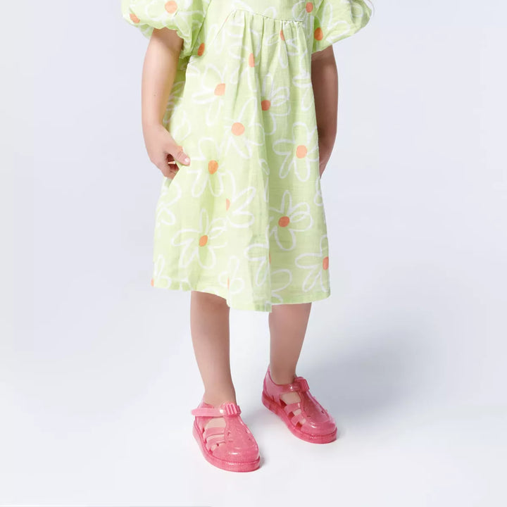 Sandália infantil Mini Melissa Hip Daydream Baby na cor rosa com glitter, design translúcido e tiras vazadas. Possui fechamento em velcro e detalhe frontal com o 'M' da marca. Produzida em Melflex, é leve, confortável e ideal para os primeiros passos com muito brilho e segurança.

Palavra-chave principal: Mini Melissa Hip Daydream Baby
Palavras-chave relacionadas: rosa glitter, sandália baby, Melflex, calçado infantil, primeiros passos, conforto, fechamento em velcro, brilho infantil.