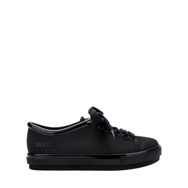 Tênis infantil Mini Melissa Hip Sneaker na cor preta, com design moderno, solado robusto e acabamento fosco. Feito em Melflex, é leve, confortável e ideal para o dia a dia das crianças com muito estilo e praticidade