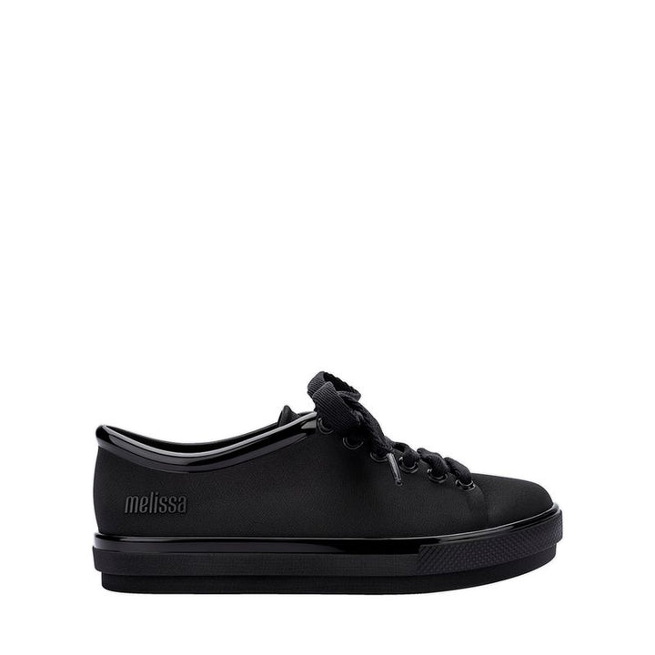 Tênis infantil Mini Melissa Hip Sneaker na cor preta, com design moderno, solado robusto e acabamento fosco. Feito em Melflex, é leve, confortável e ideal para o dia a dia das crianças com muito estilo e praticidade