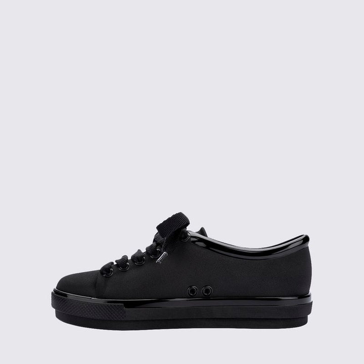 Tênis infantil Mini Melissa Hip Sneaker na cor preta, com design moderno, solado robusto e acabamento fosco. Feito em Melflex, é leve, confortável e ideal para o dia a dia das crianças com muito estilo e praticidade