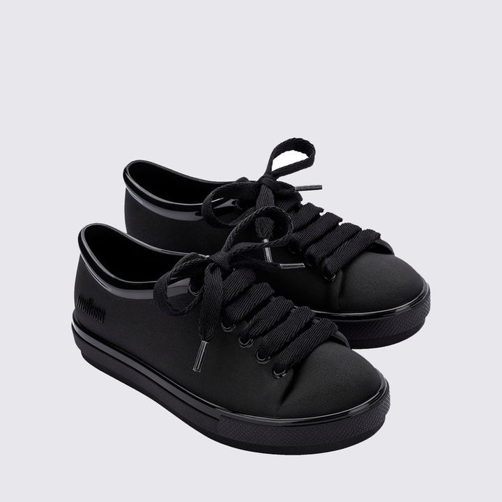 Tênis infantil Mini Melissa Hip Sneaker na cor preta, com design moderno, solado robusto e acabamento fosco. Feito em Melflex, é leve, confortável e ideal para o dia a dia das crianças com muito estilo e praticidade