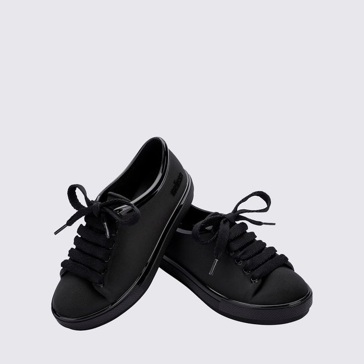 Tênis infantil Mini Melissa Hip Sneaker na cor preta, com design moderno, solado robusto e acabamento fosco. Feito em Melflex, é leve, confortável e ideal para o dia a dia das crianças com muito estilo e praticidade