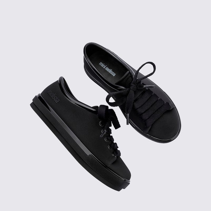 Tênis infantil Mini Melissa Hip Sneaker na cor preta, com design moderno, solado robusto e acabamento fosco. Feito em Melflex, é leve, confortável e ideal para o dia a dia das crianças com muito estilo e praticidade