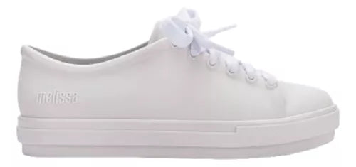 Tênis infantil Mini Melissa Hip Sneaker na cor branca, com design moderno e acabamento fosco. Produzido em Melflex, possui solado robusto, é leve, confortável e perfeito para o dia a dia das crianças com estilo e praticidade."
