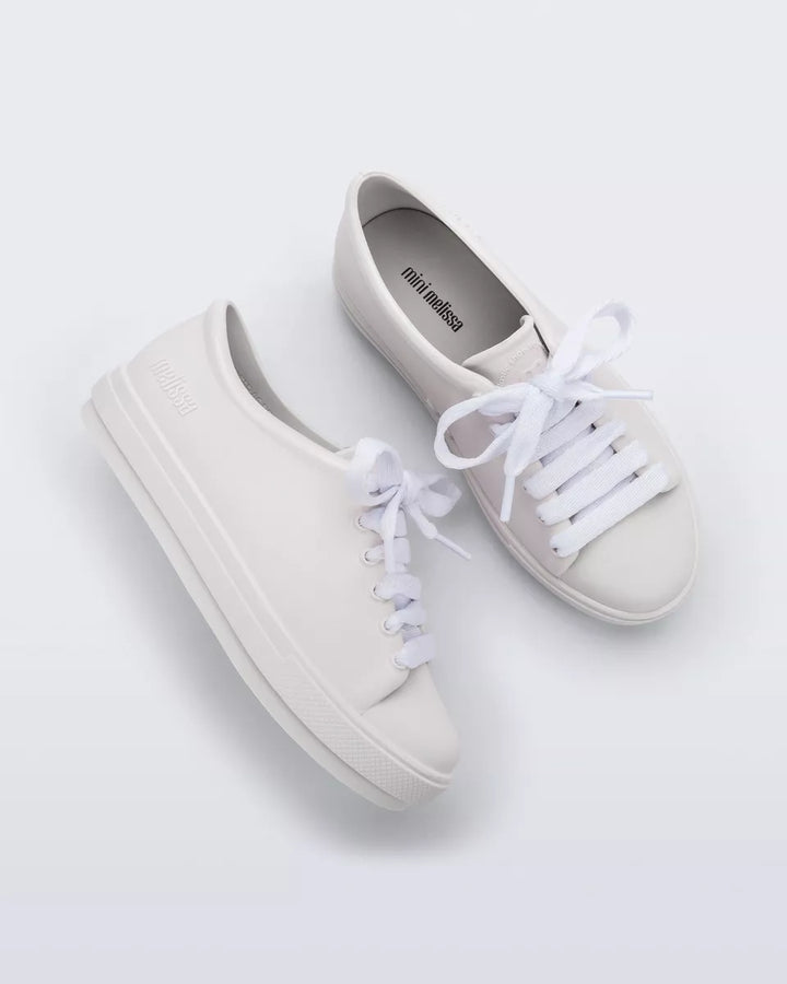 Tênis infantil Mini Melissa Hip Sneaker na cor branca, com design moderno e acabamento fosco. Produzido em Melflex, possui solado robusto, é leve, confortável e perfeito para o dia a dia das crianças com estilo e praticidade."

Palavra-chave principal: Tênis infantil Mini Melissa Hip Sneaker
Palavras-chave relacionadas: branco, Melflex, tênis infantil, calçado confortável, solado grosso, estilo casual para crianças.