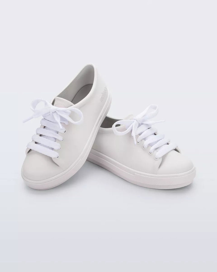 Tênis infantil Mini Melissa Hip Sneaker na cor branca, com design moderno e acabamento fosco. Produzido em Melflex, possui solado robusto, é leve, confortável e perfeito para o dia a dia das crianças com estilo e praticidade."

Palavra-chave principal: Tênis infantil Mini Melissa Hip Sneaker
Palavras-chave relacionadas: branco, Melflex, tênis infantil, calçado confortável, solado grosso, estilo casual para crianças.