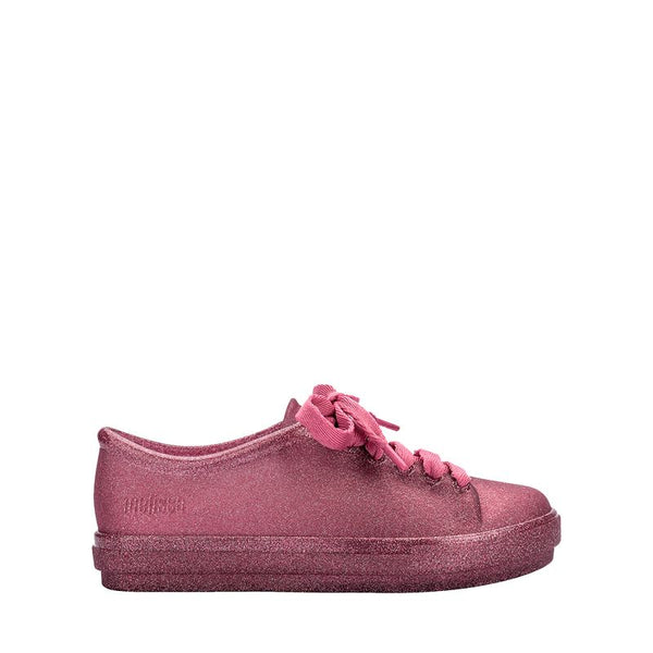Tênis infantil Mini Melissa Hip Sneaker na cor rosa com glitter, feito em Melflex, com design moderno e solado robusto. Modelo confortável e estiloso, ideal para o dia a dia das crianças com praticidade e muito brilho