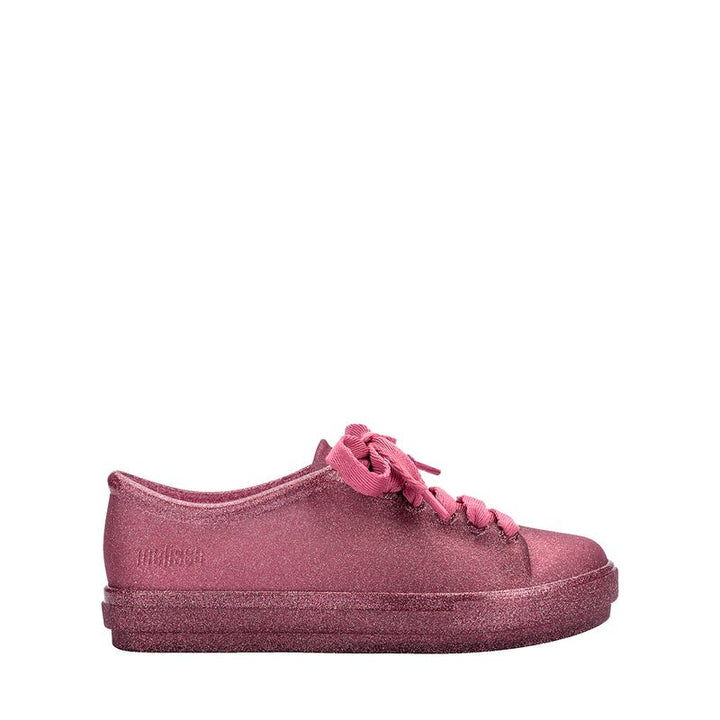 Tênis infantil Mini Melissa Hip Sneaker na cor rosa com glitter, feito em Melflex, com design moderno e solado robusto. Modelo confortável e estiloso, ideal para o dia a dia das crianças com praticidade e muito brilho