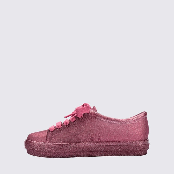 Tênis infantil Mini Melissa Hip Sneaker na cor rosa com glitter, feito em Melflex, com design moderno e solado robusto. Modelo confortável e estiloso, ideal para o dia a dia das crianças com praticidade e muito brilho