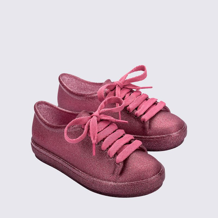 Tênis infantil Mini Melissa Hip Sneaker na cor rosa com glitter, feito em Melflex, com design moderno e solado robusto. Modelo confortável e estiloso, ideal para o dia a dia das crianças com praticidade e muito brilho