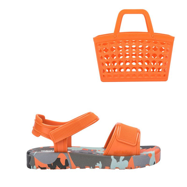 Sandália infantil Mini Melissa Imagine Baby nas cores laranja e verde, com acabamento estampado vibrante e divertido. Feita em material Melflex, macia, leve e confortável, possui fechamento ajustável que garante segurança para os primeiros passos. O conjunto acompanha uma charmosa bolsa de mão combinando nas mesmas cores, com capacidade de 5 litros, perfeita para levar itens essenciais com praticidade e muito estilo no dia a dia.