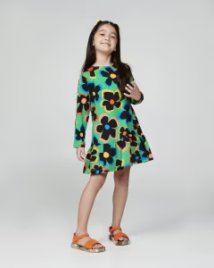 Sandália infantil Mini Melissa Imagine Baby nas cores laranja e verde, com acabamento estampado vibrante e divertido. Feita em material Melflex, macia, leve e confortável, possui fechamento ajustável que garante segurança para os primeiros passos. O conjunto acompanha uma charmosa bolsa de mão combinando nas mesmas cores, com capacidade de 5 litros, perfeita para levar itens essenciais com praticidade e muito estilo no dia a dia.
