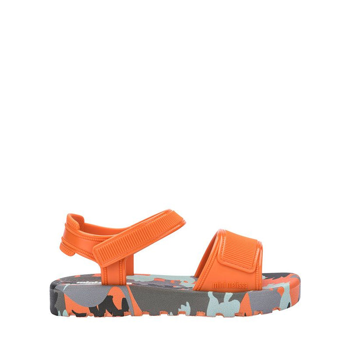 Sandália infantil Mini Melissa Imagine Baby nas cores laranja e verde, com acabamento estampado vibrante e divertido. Feita em material Melflex, macia, leve e confortável, possui fechamento ajustável que garante segurança para os primeiros passos. O conjunto acompanha uma charmosa bolsa de mão combinando nas mesmas cores, com capacidade de 5 litros, perfeita para levar itens essenciais com praticidade e muito estilo no dia a dia.
