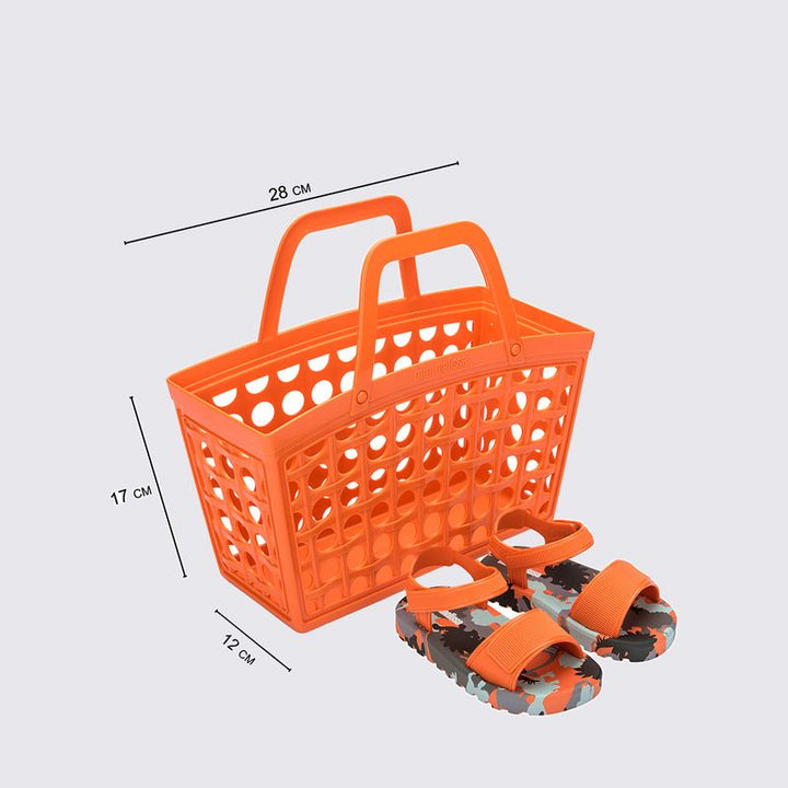 Sandália infantil Mini Melissa Imagine nas cores laranja e verde, com acabamento estampado alegre e delicado. Feita em material Melflex, leve, macia e confortável, com fechamento ajustável que garante segurança para os primeiros passos das pequenas. Acompanha uma charmosa bolsa de mão combinando, com capacidade de 5 litros, ideal para levar os itens essenciais do dia a dia com muito estilo e diversão.