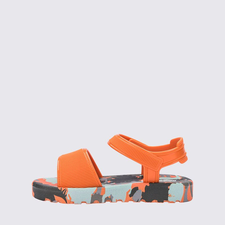 Sandália infantil Mini Melissa Imagine Baby nas cores laranja e verde, com acabamento estampado vibrante e divertido. Feita em material Melflex, macia, leve e confortável, possui fechamento ajustável que garante segurança para os primeiros passos. O conjunto acompanha uma charmosa bolsa de mão combinando nas mesmas cores, com capacidade de 5 litros, perfeita para levar itens essenciais com praticidade e muito estilo no dia a dia.