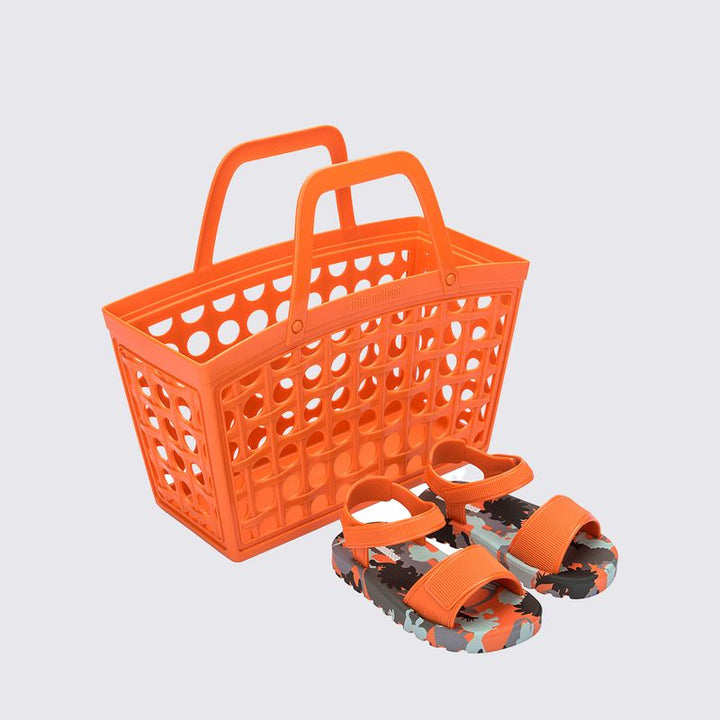 Sandália infantil Mini Melissa Imagine Baby nas cores laranja e verde, com acabamento estampado vibrante e divertido. Feita em material Melflex, macia, leve e confortável, possui fechamento ajustável que garante segurança para os primeiros passos. O conjunto acompanha uma charmosa bolsa de mão combinando nas mesmas cores, com capacidade de 5 litros, perfeita para levar itens essenciais com praticidade e muito estilo no dia a dia.