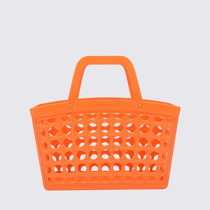 Sandália infantil Mini Melissa Imagine nas cores laranja e verde, com acabamento estampado alegre e delicado. Feita em material Melflex, leve, macia e confortável, com fechamento ajustável que garante segurança para os primeiros passos das pequenas. Acompanha uma charmosa bolsa de mão combinando, com capacidade de 5 litros, ideal para levar os itens essenciais do dia a dia com muito estilo e diversão.