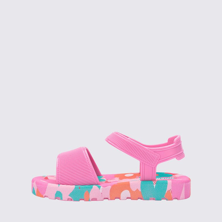 Sandália infantil Mini Melissa Imagine nas cores rosa e azul, com acabamento delicado e divertido. Produzida em material Melflex, leve, macio e confortável. Possui fechamento ajustável que oferece segurança aos primeiros passos das pequenas. Acompanha uma bolsinha combinando, com capacidade de 5 litros, ideal para carregar itens essenciais com praticidade, charme e estilo no dia a dia.