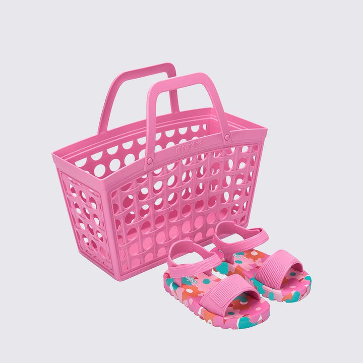 Sandália infantil Mini Melissa Imagine nas cores rosa e azul, com acabamento delicado e divertido. Produzida em material Melflex, leve, macio e confortável. Possui fechamento ajustável que oferece segurança aos primeiros passos das pequenas. Acompanha uma bolsinha combinando, com capacidade de 5 litros, ideal para carregar itens essenciais com praticidade, charme e estilo no dia a dia.
