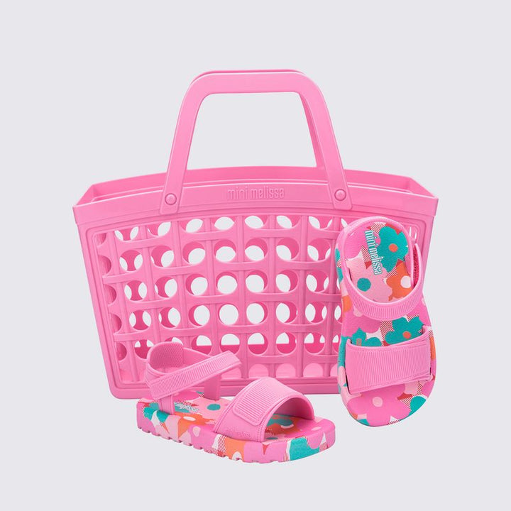 Sandália infantil Mini Melissa Imagine nas cores rosa e azul, com acabamento delicado e divertido. Produzida em material Melflex, leve, macio e confortável. Possui fechamento ajustável que oferece segurança aos primeiros passos das pequenas. Acompanha uma bolsinha combinando, com capacidade de 5 litros, ideal para carregar itens essenciais com praticidade, charme e estilo no dia a dia.