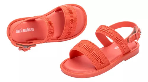 Sandália infantil Mini Melissa Mar Sandal M.Lover Baby na cor laranja, com tiras em formato de corações coloridos. Produzida em Melflex, é leve, confortável e possui fechamento ajustável, ideal para os primeiros passos com segurança e estilo