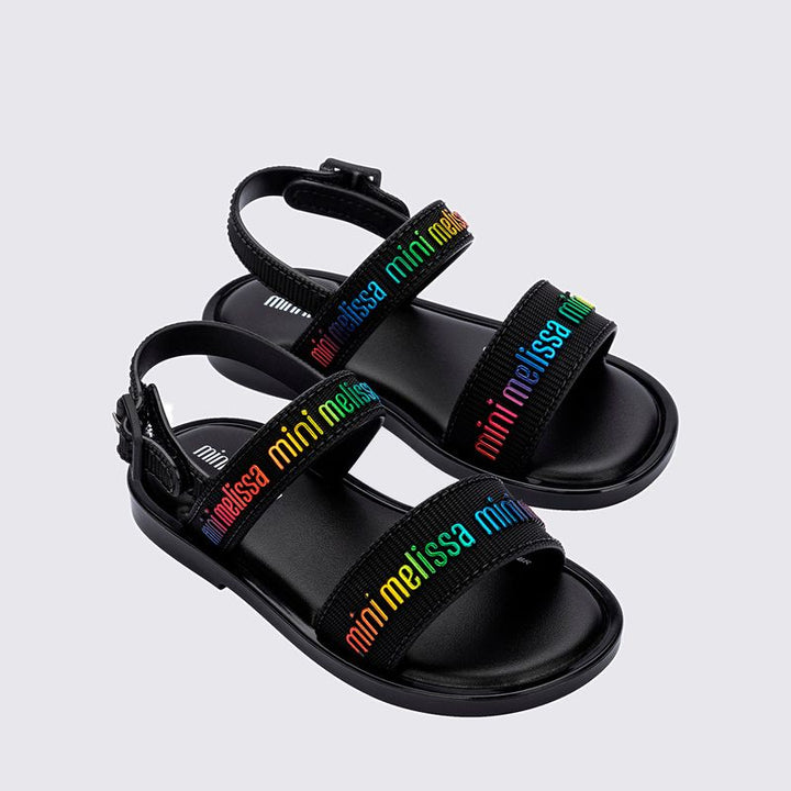 Sandália infantil Mini Melissa Mar Sandal M.Lover Baby na cor preta com tiras em formato de corações multicoloridos. Produzida em Melflex, é leve, confortável e possui fechamento ajustável, ideal para os primeiros passos das crianças com muito estilo, diversão e segurança."

Palavra-chave principal: Sandália infantil Mini Melissa Mar Sandal
Palavras-chave relacionadas: preto multicolorido, Melflex, corações coloridos, sandália baby, conforto, primeiros passos, calçado infantil estiloso.