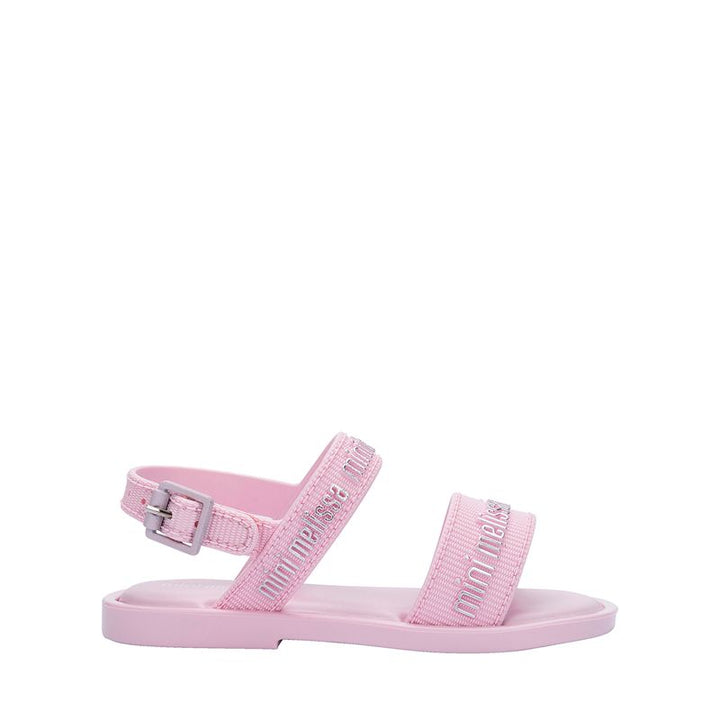 Sandália infantil Mini Melissa Mar Sandal M.Lover Baby nas cores rosa claro e prata, com tiras em formato de corações metalizados. Feita em Melflex, leve, confortável e com fechamento ajustável, ideal para os primeiros passos das pequenas com muito estilo e segurança."

Palavra-chave principal: Sandália infantil Mini Melissa Mar Sandal
Palavras-chave relacionadas: rosa claro, prata, Melflex, corações metalizados, sandália baby, conforto, primeiros passos.