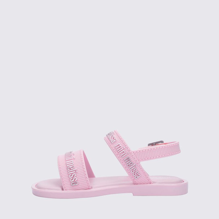 Sandália infantil Mini Melissa Mar Sandal M.Lover Baby nas cores rosa claro e prata, com tiras em formato de corações metalizados. Feita em Melflex, leve, confortável e com fechamento ajustável, ideal para os primeiros passos das pequenas com muito estilo e segurança."

Palavra-chave principal: Sandália infantil Mini Melissa Mar Sandal
Palavras-chave relacionadas: rosa claro, prata, Melflex, corações metalizados, sandália baby, conforto, primeiros passos.