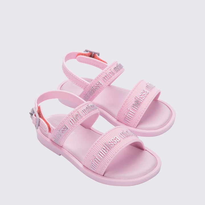Sandália infantil Mini Melissa Mar Sandal M.Lover Baby nas cores rosa claro e prata, com tiras em formato de corações metalizados. Feita em Melflex, leve, confortável e com fechamento ajustável, ideal para os primeiros passos das pequenas com muito estilo e segurança."

Palavra-chave principal: Sandália infantil Mini Melissa Mar Sandal
Palavras-chave relacionadas: rosa claro, prata, Melflex, corações metalizados, sandália baby, conforto, primeiros passos.