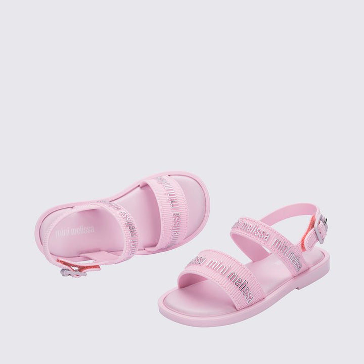 Sandália infantil Mini Melissa Mar Sandal M.Lover Baby nas cores rosa claro e prata, com tiras em formato de corações metalizados. Feita em Melflex, leve, confortável e com fechamento ajustável, ideal para os primeiros passos das pequenas com muito estilo e segurança."

Palavra-chave principal: Sandália infantil Mini Melissa Mar Sandal
Palavras-chave relacionadas: rosa claro, prata, Melflex, corações metalizados, sandália baby, conforto, primeiros passos.